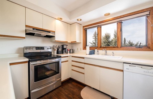 Steamboat Springs House | Walk to Town/Near Bus Spacious TH w/Mtn Views in Quiet Neighborhood-Garage-Grill-Deck-W/D-DogsOK