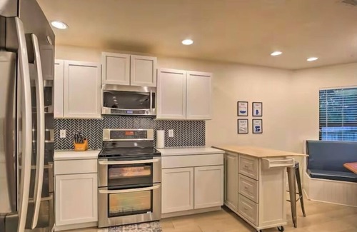 San Marcos House | Walk to TX State-0.7 miles! 5 BR, 2 kings, Firepit
