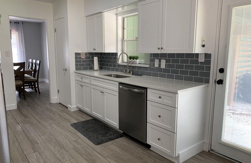 Gainesville House | WALK to UF. King Bed. POOL TABLE. 75” TV. FIRE TABLE. Outdoor Patio. CLEAN.