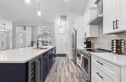Gainesville House | Walk to UF Stadium! Modern Home with Grill + Patio