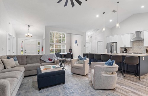 Gainesville House | Walk to UF Stadium! Modern Home with Grill + Patio