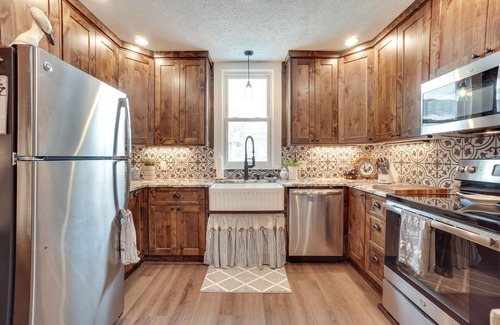 Laramie Cottage | Walk to University: Dtown Laramie Home!