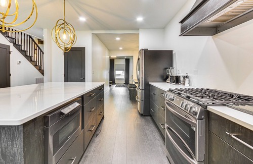 Lexington House | Walk to Uptwn Lexington: Modern Retreat w/Porch!