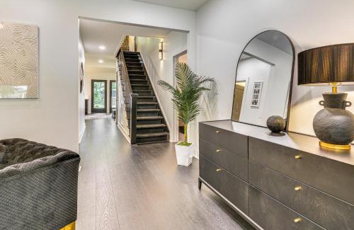 Lexington House | Walk to Uptwn Lexington Modern Retreat with Porch!