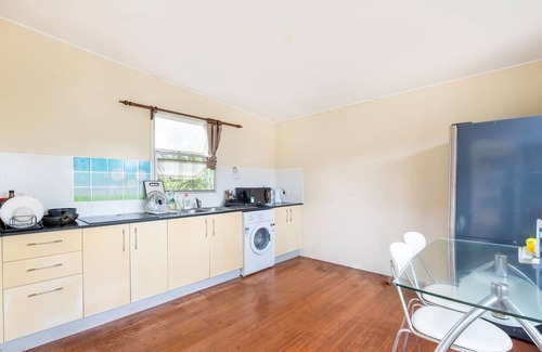 St. Lucia House | Walk to UQ, Shops & Transit – Great Value Studio