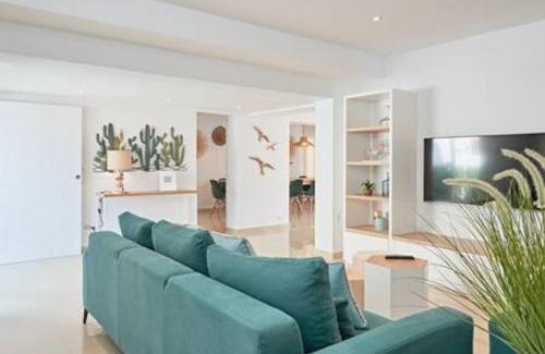 Ibiza Town Villa | Walk To Ushuaïa, Hi & The Beach! - 6BR Villa - Charming Patio & Private Pool