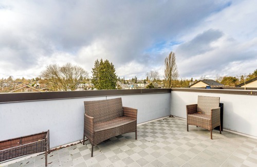 University District Apartment | Walk to UW: Townhome w/Rooftop Patio!
