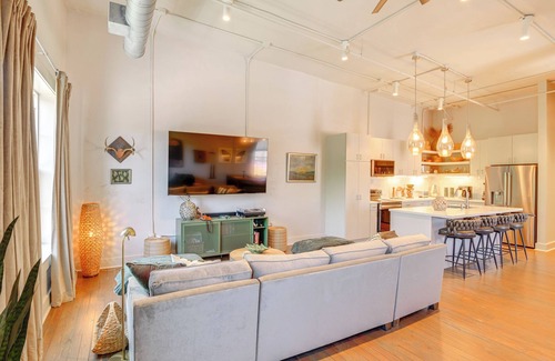 Hillsboro West End Condo | Walk to Vanderbilt: Eclectic Apt in Nashville