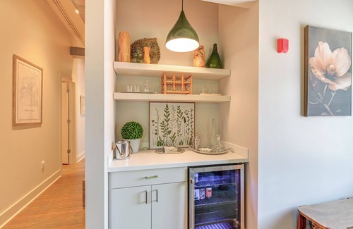 Hillsboro West End Condo | Walk to Vanderbilt: Eclectic Apt in Nashville