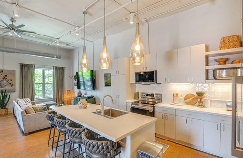 Hillsboro West End Condo | Walk to Vanderbilt: Eclectic Apt in Nashville