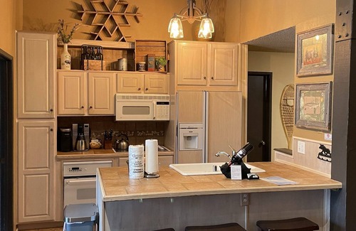 Mammoth Lakes Condo | Walk to Village - 1 bdrm + loft, 3 bath, sleeps 6