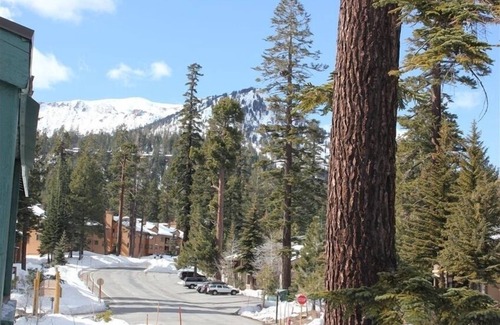 Mammoth Lakes Condo | Walk to Village - 1 bdrm + loft, 3 bath, sleeps 6