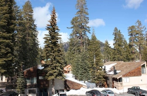 Mammoth Lakes Condo | Walk to Village - 1 bdrm + loft, 3 bath, sleeps 6