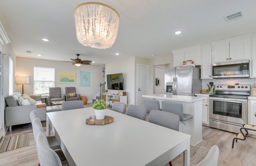Surfside Beach House | Walk to Water: Family-Friendly Surfside Beach Home