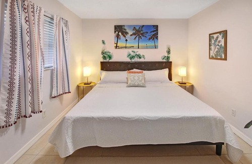Middle River Terrace Apartment | Walk to Wilton