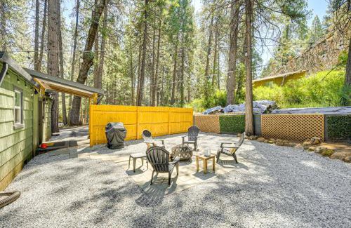 Forest Meadows House | Walk to Winery Cozy Cabin with Fire Pit in Murphys