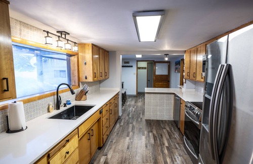 West Yellowstone Cabin | Walk to Yellowstone Log Cabin w/Shop & Hot Tub 8-10 ppl