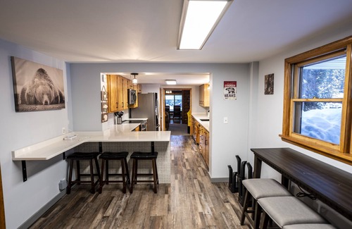 West Yellowstone Cabin | Walk to Yellowstone Log Cabin w/Shop & Hot Tub 8-10 ppl