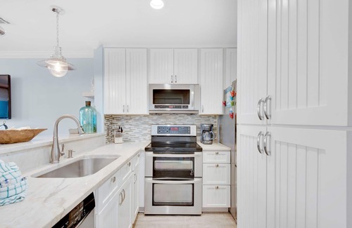 Miramar Beach Condo | ✨Walk2Beach-Lake Views-5 Pools-Screened Porch-Uncorked in Seascape✨