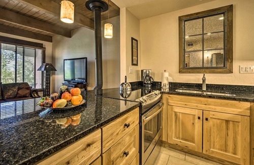 Northeast Santa Fe Condo | Walkable Adobe-Style Abode w/Community Amenities!