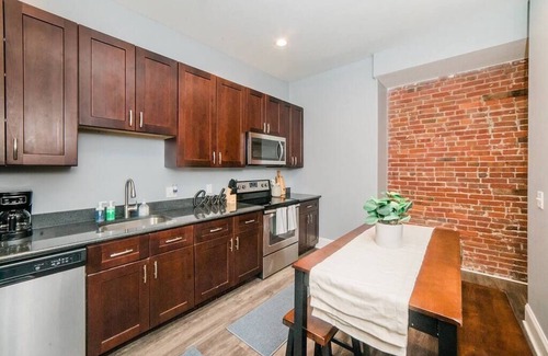 Manchester Apartment | Walkable and Spacious Apt - Parking - GroupStay