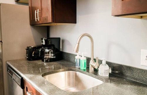 Manchester Apartment | Walkable and Spacious Apt - Parking - GroupStay