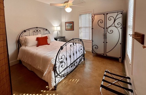 Rosedale Cottage | Walkable Central Austin Cottage