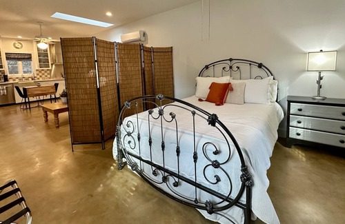 Rosedale Cottage | Walkable Central Austin Cottage