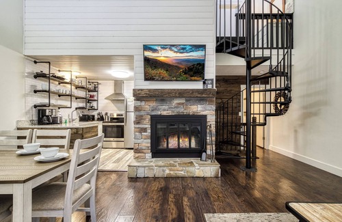 Gatlinburg House | Walkable Dtwn Gatlinburg Townhome w/Pool Access!