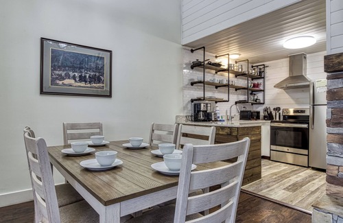 Gatlinburg House | Walkable Dtwn Gatlinburg Townhome w/Pool Access!