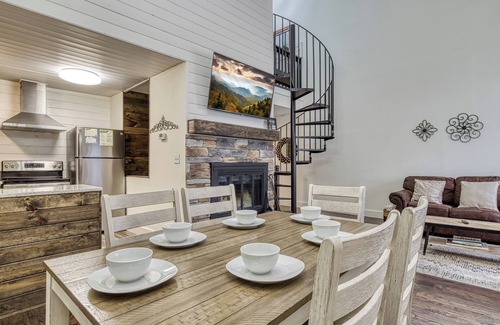 Gatlinburg House | Walkable Dtwn Gatlinburg Townhome w/Pool Access!