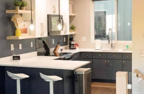 Charlotte House | Walkable Getaway in the QC SoEnd!