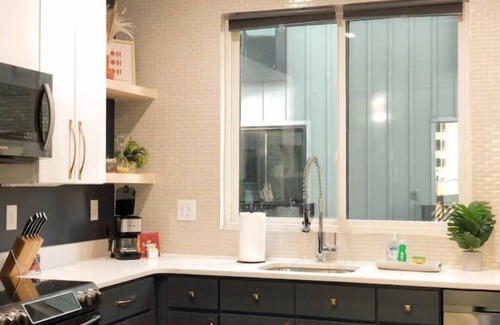 Charlotte House | Walkable Getaway in the QC SoEnd!