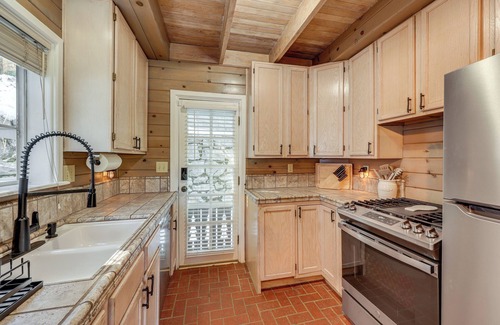 Lake Arrowhead Cottage | Walkable 'green Gables Cottage' in Lake Arrowhead