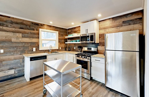 Lakeside Park Cabin | Walkable state-line home just 3 blocks to Heavenly Village w/hot tub & firepit