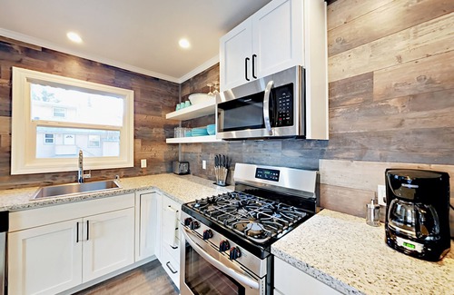 Lakeside Park Cabin | Walkable state-line home just 3 blocks to Heavenly Village w/hot tub & firepit