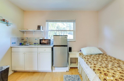 Pinellas Park Apartment | Walkable Studio in Pinellas Park w/Desk & Patio