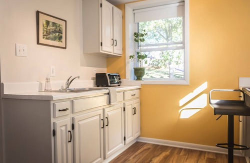 Falconhurst Apartment | Walkable, Sunny West Asheville Studio