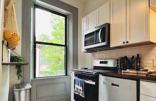 Pittsburgh Apartment | Walkable to Acrisure & North Side; newly renovated with excellent Wifi