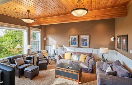 Newport House | Walkable to Beach, Bayfront, Breweries