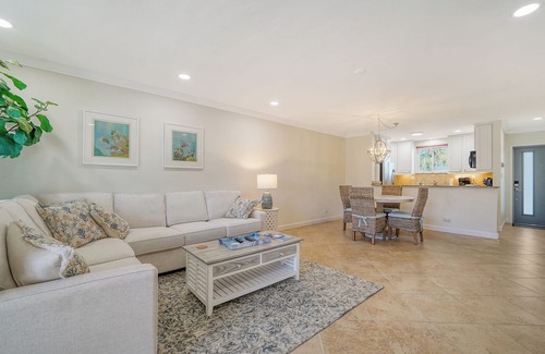 Saint Armands Key Condo | Walkable to Beach, Restaurants, Entertainment & More!