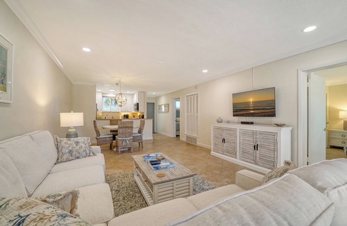 Saint Armands Key Condo | Walkable to Beach, Restaurants, Entertainment & More!