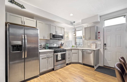 Pittsburgh House | Walkable to two of Pittsburgh's hottest neighborhoods. Free Off-Street Parking.