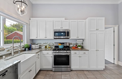 Santa Barbara House | Walkable wine, beaches, restaurants, downtown nights, and dolphin mornings