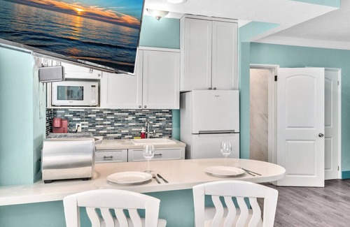 Hollywood House | Walkabout #6 · Suite on Hollywood Beach with Ocean Views
