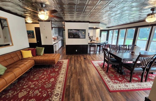 Tallahassee House | Walkabout on 9 parklike acres! Special Occasions-Weddings-Reunions