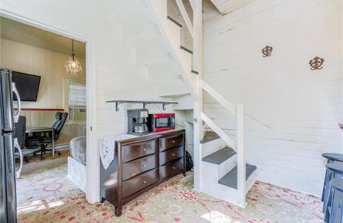 Faubourg Livaudais Apartment | Walker Mansion on St Charles Ave - Unit 7