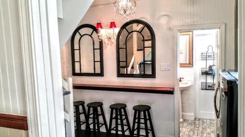 Faubourg Livaudais Apartment | Walker Mansion on St Charles Ave - Unit 7
