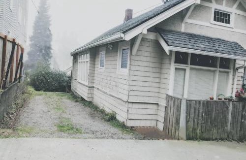 Queen Anne House | Walker's Paradise 1 with 2 free parking lots
