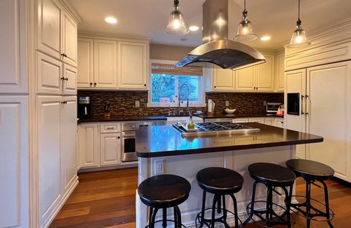 Tree Section House | Walking distance to the beach - Tree section home with backyard